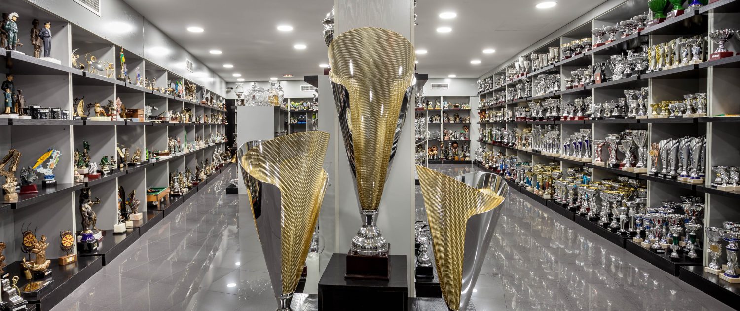 Fotografía sala exposición de modelos de trofeos deportivos