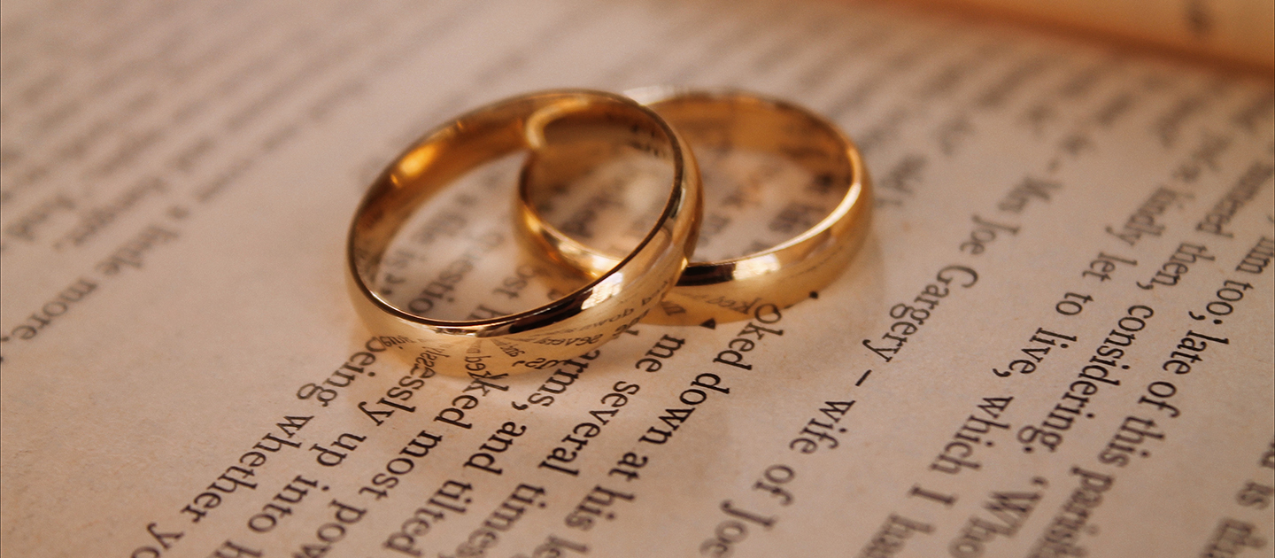 Imagen de dos anillos sobre una página de la biblia